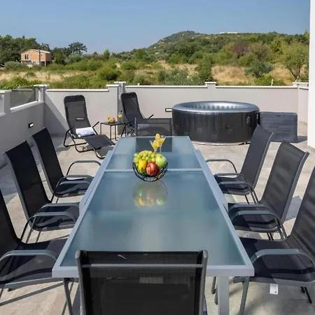 Villa Elegant Oasis With Pool,jacuzzi And Relaxing Area