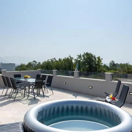 Elegant Oasis With Pool,jacuzzi And Relaxing Area Villa