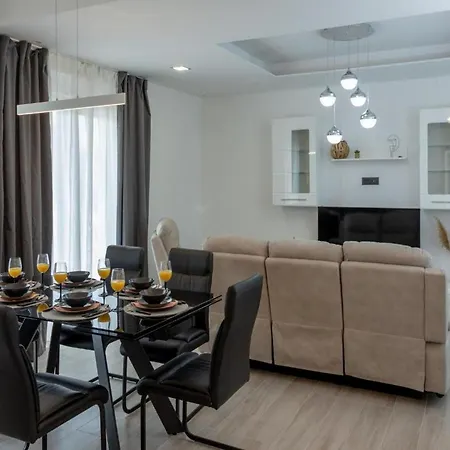 Villa Elegant Oasis With Pool,jacuzzi And Relaxing Area