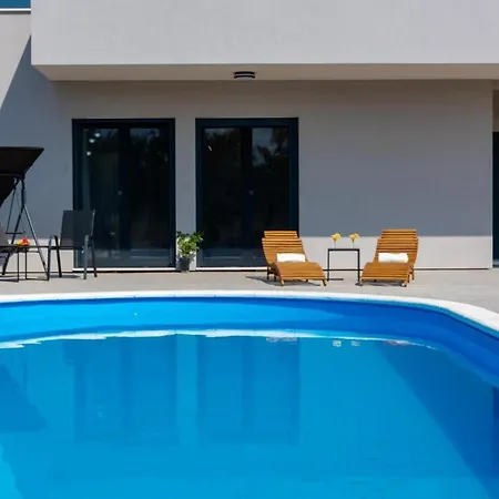 Elegant Oasis With Pool,jacuzzi And Relaxing Area