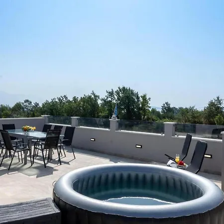 Villa Elegant Oasis With Pool,jacuzzi And Relaxing Area