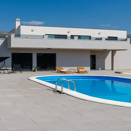 Elegant Oasis With Pool,jacuzzi And Relaxing Area Kastel Novi