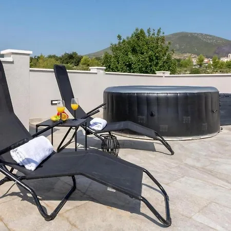 Elegant Oasis With Pool,jacuzzi And Relaxing Area Kastel Novi