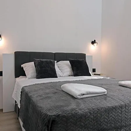 Elegant Oasis With Pool,jacuzzi And Relaxing Area Kastel Novi