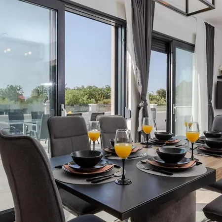 Elegant Oasis With Pool,jacuzzi And Relaxing Area