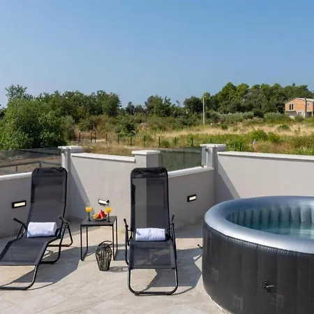 Elegant Oasis With Pool,jacuzzi And Relaxing Area Kastel Novi