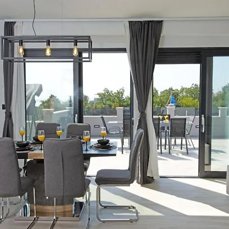 Elegant Oasis With Pool,jacuzzi And Relaxing Area * Kastel Novi